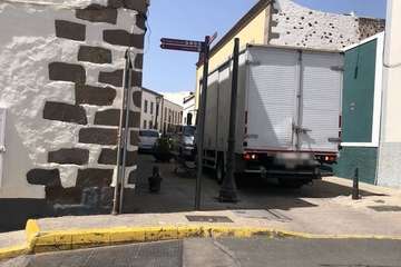 La calle peatonal del casco histórico de San Juan, bajo el asedio de los vehículos/TA.